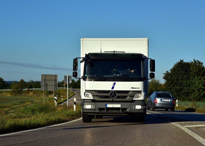 Umzugslaster der auf einer Straße fährt